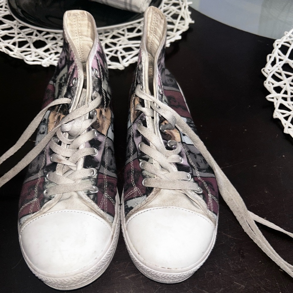 Taylor Swift converse